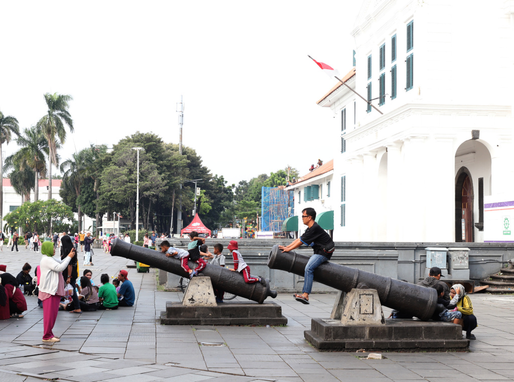 Warga sedang menikmati libur panjang Waisak dan Hari Pancasila di Kawasan Kota Tua (Ashar/SinPo.id)