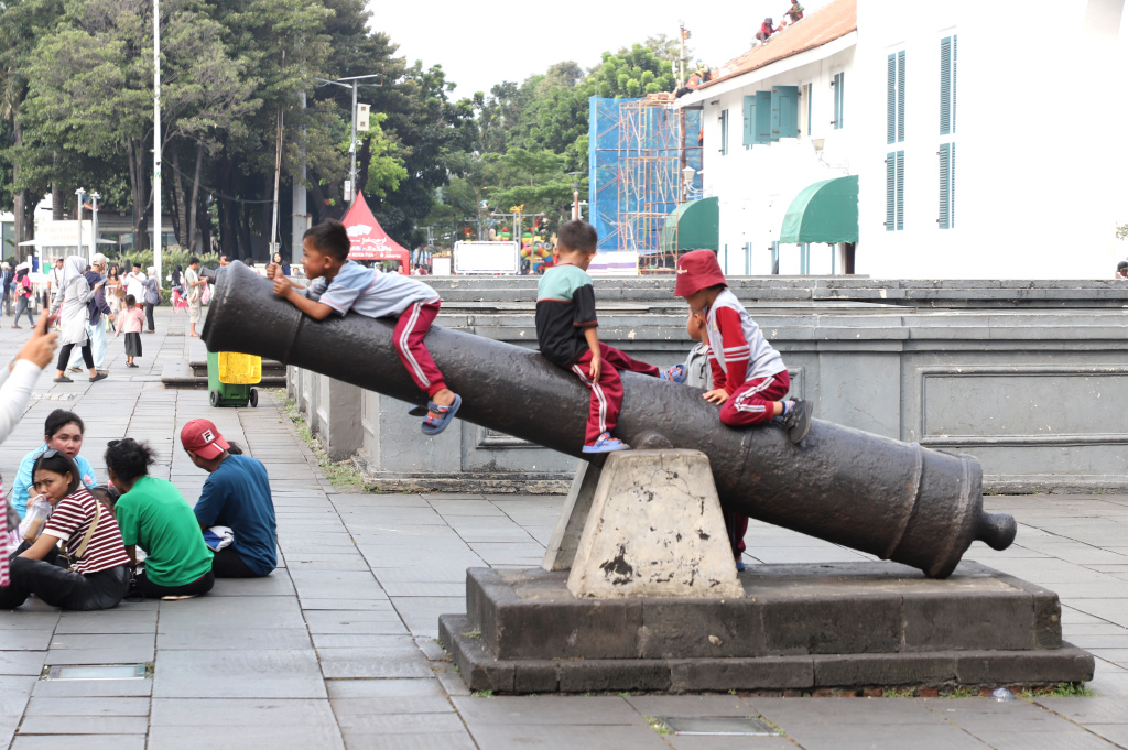 Warga sedang menikmati libur panjang Waisak dan Hari Pancasila di Kawasan Kota Tua (Ashar/SinPo.id)