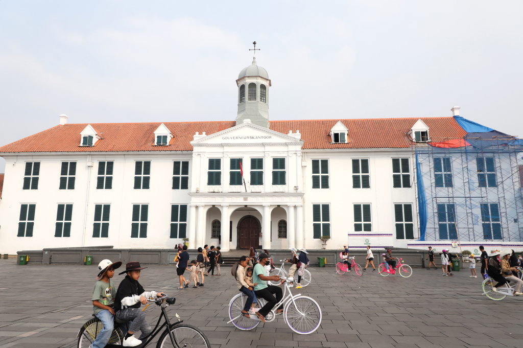 Warga sedang menikmati libur panjang Waisak dan Hari Pancasila di Kawasan Kota Tua (Ashar/SinPo.id)