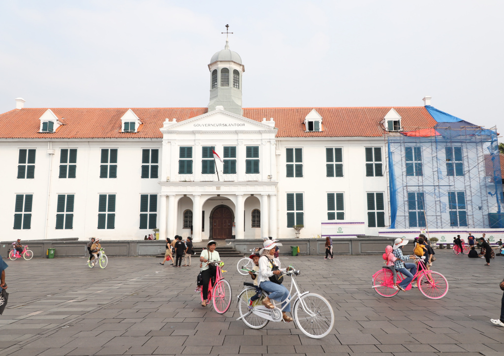 Warga sedang menikmati libur panjang Waisak dan Hari Pancasila di Kawasan Kota Tua (Ashar/SinPo.id)