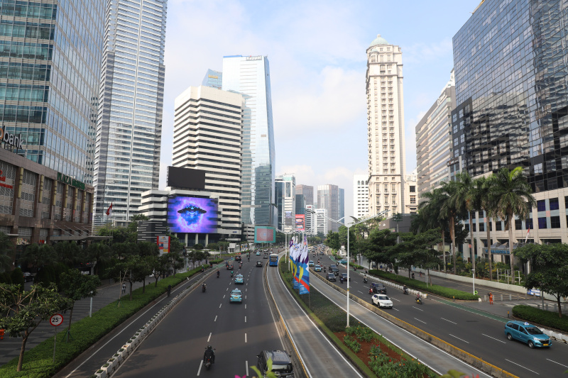 Jalanan di Jakarta tampak lenggang dan sepi dari kendaraan bermotor yang melintas karena libur panjang mulai Hari Raya Waisak (23/5) hinggan Senin mendatang (Ashar/SinPo.id)