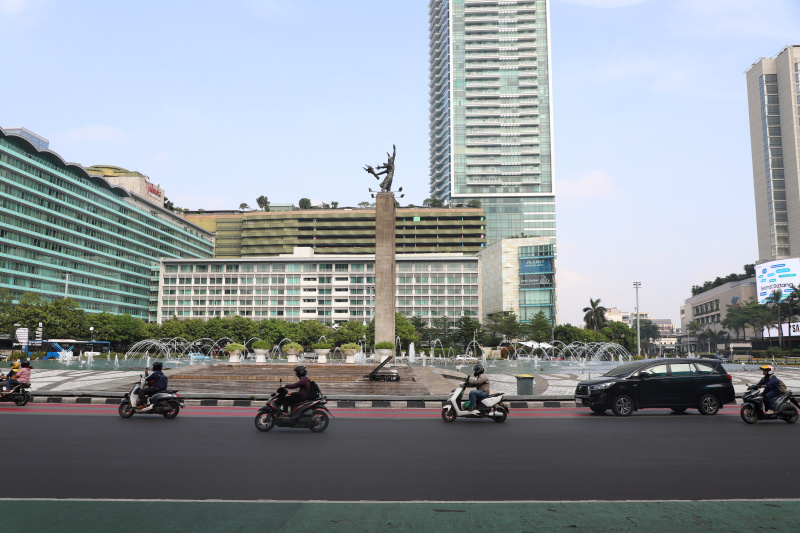 Jalanan di Jakarta tampak lenggang dan sepi dari kendaraan bermotor yang melintas karena libur panjang mulai Hari Raya Waisak (23/5) hinggan Senin mendatang (Ashar/SinPo.id)