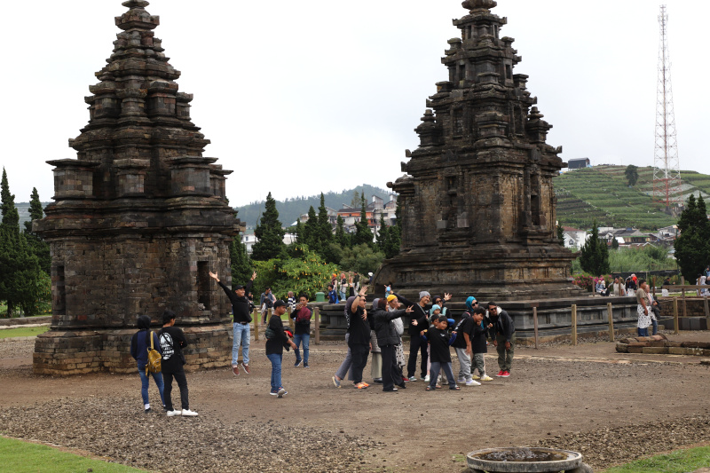 Libur panjang Waisak Wisata Dieng dipadati oleh para wisatawan lokal dan internasional (Ashar/SinPo.id)