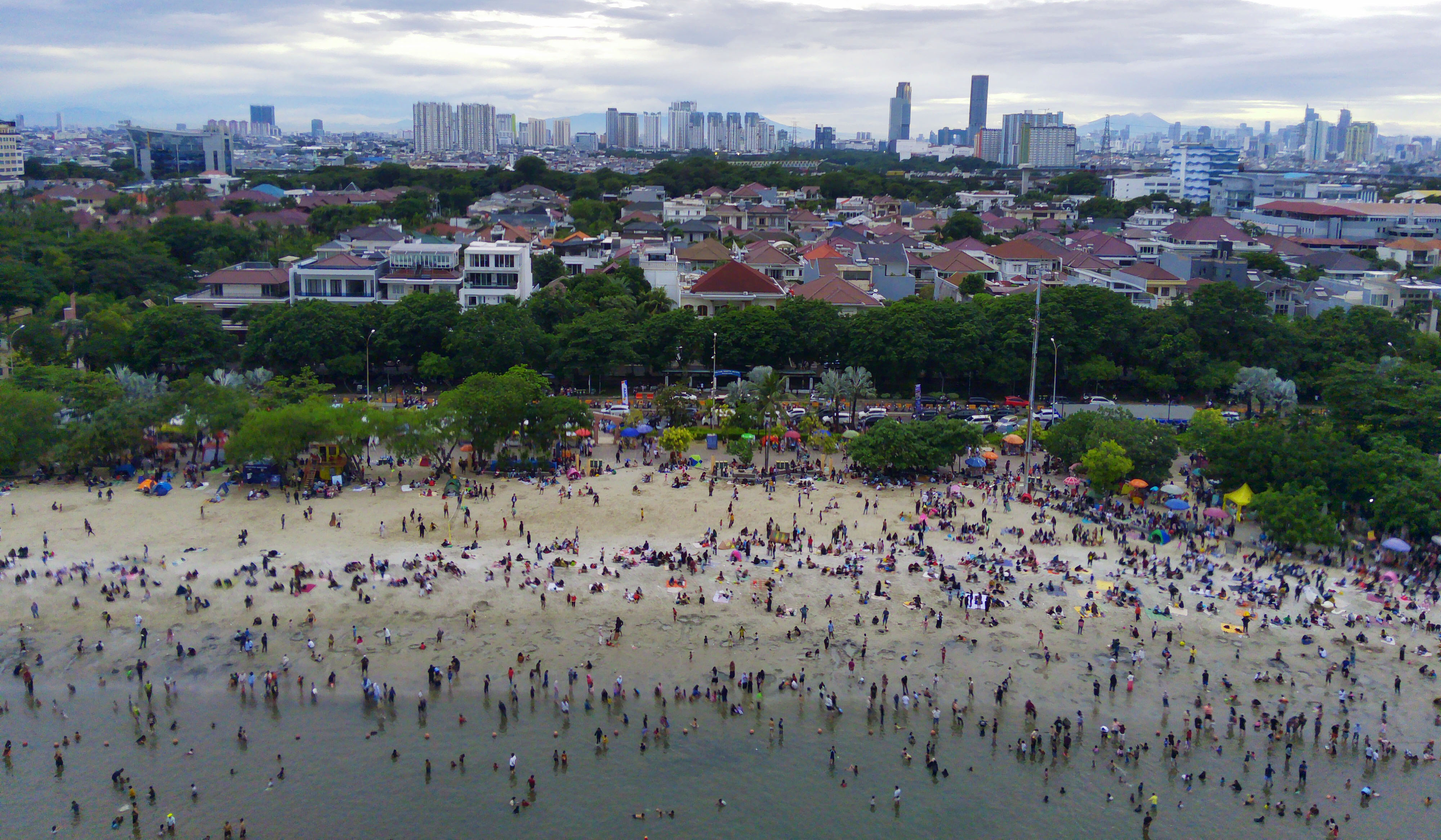 Kawasan pantai Ancol, Jakarta. (Agus Priatna/SinPo.id)