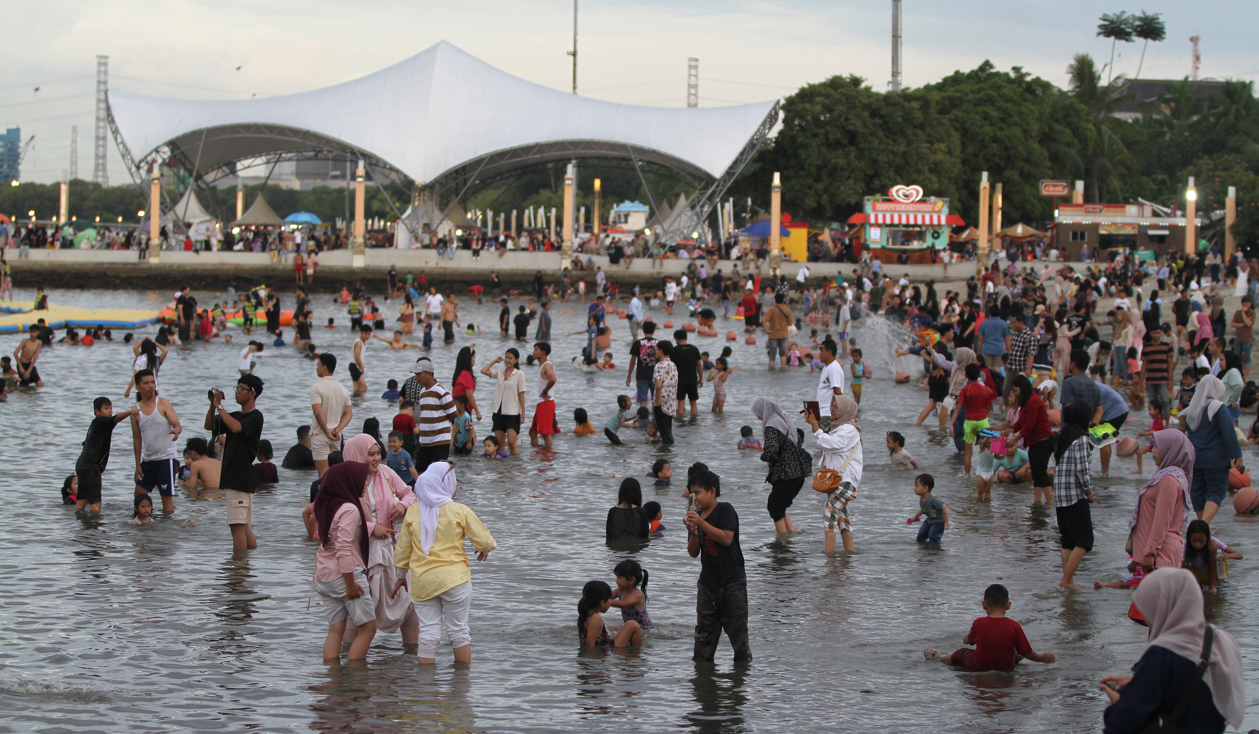 Kawasan pantai Ancol, Jakarta. (Agus Priatna/SinPo.id)