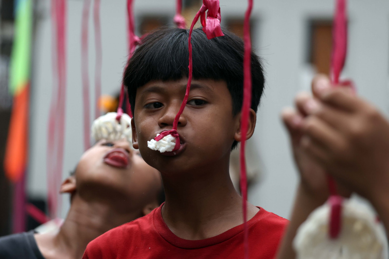 Warga Kebayoran lama gelar lomba makan kerupuk (Ashar/SinPo.id)
