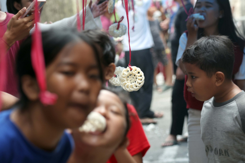 Warga Kebayoran lama gelar lomba makan kerupuk (Ashar/SinPo.id)