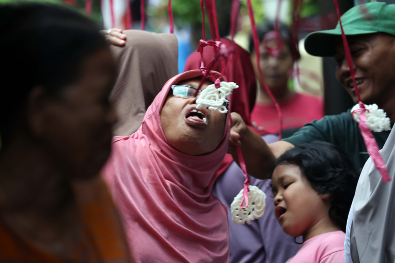 Warga Kebayoran lama gelar lomba makan kerupuk (Ashar/SinPo.id)