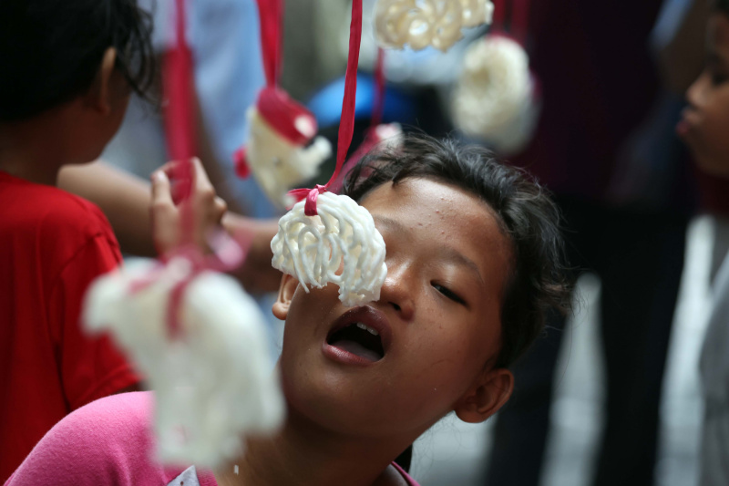 Warga Kebayoran lama gelar lomba makan kerupuk (Ashar/SinPo.id)