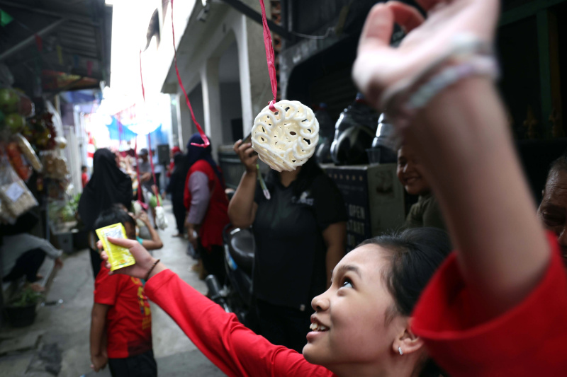 Warga Kebayoran lama gelar lomba makan kerupuk (Ashar/SinPo.id)