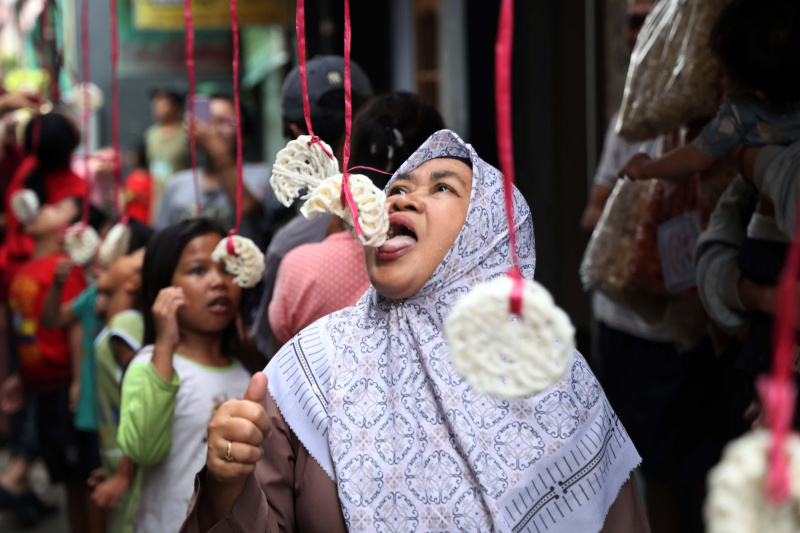 Warga Kebayoran lama gelar lomba makan kerupuk (Ashar/SinPo.id)