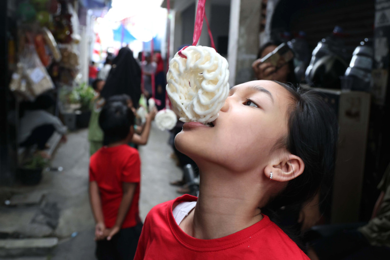 Warga Kebayoran lama gelar lomba makan kerupuk (Ashar/SinPo.id)