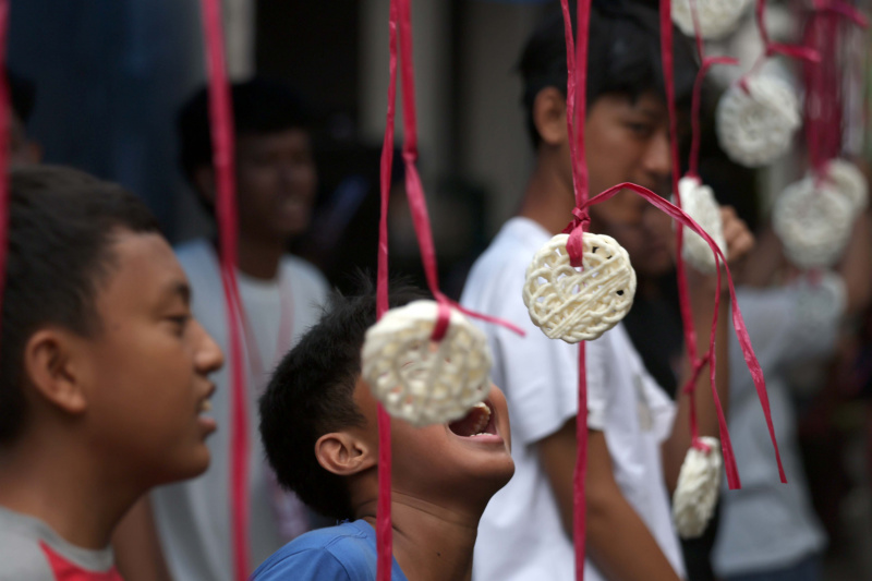 Warga Kebayoran lama gelar lomba makan kerupuk (Ashar/SinPo.id)
