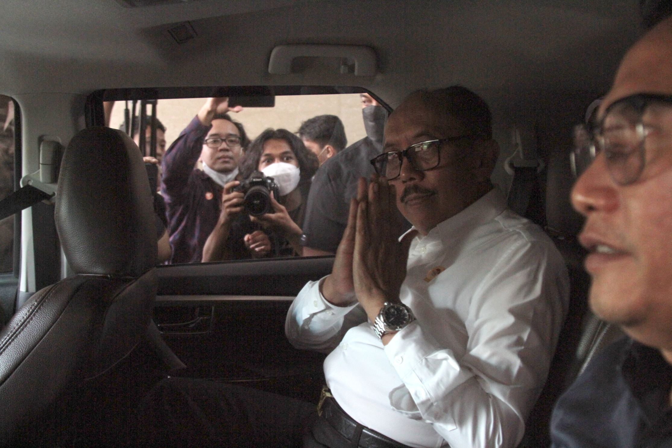 Wakil Ketua LPSK Achmadi saat keluar Gedung Bareskrim Mabes Polri