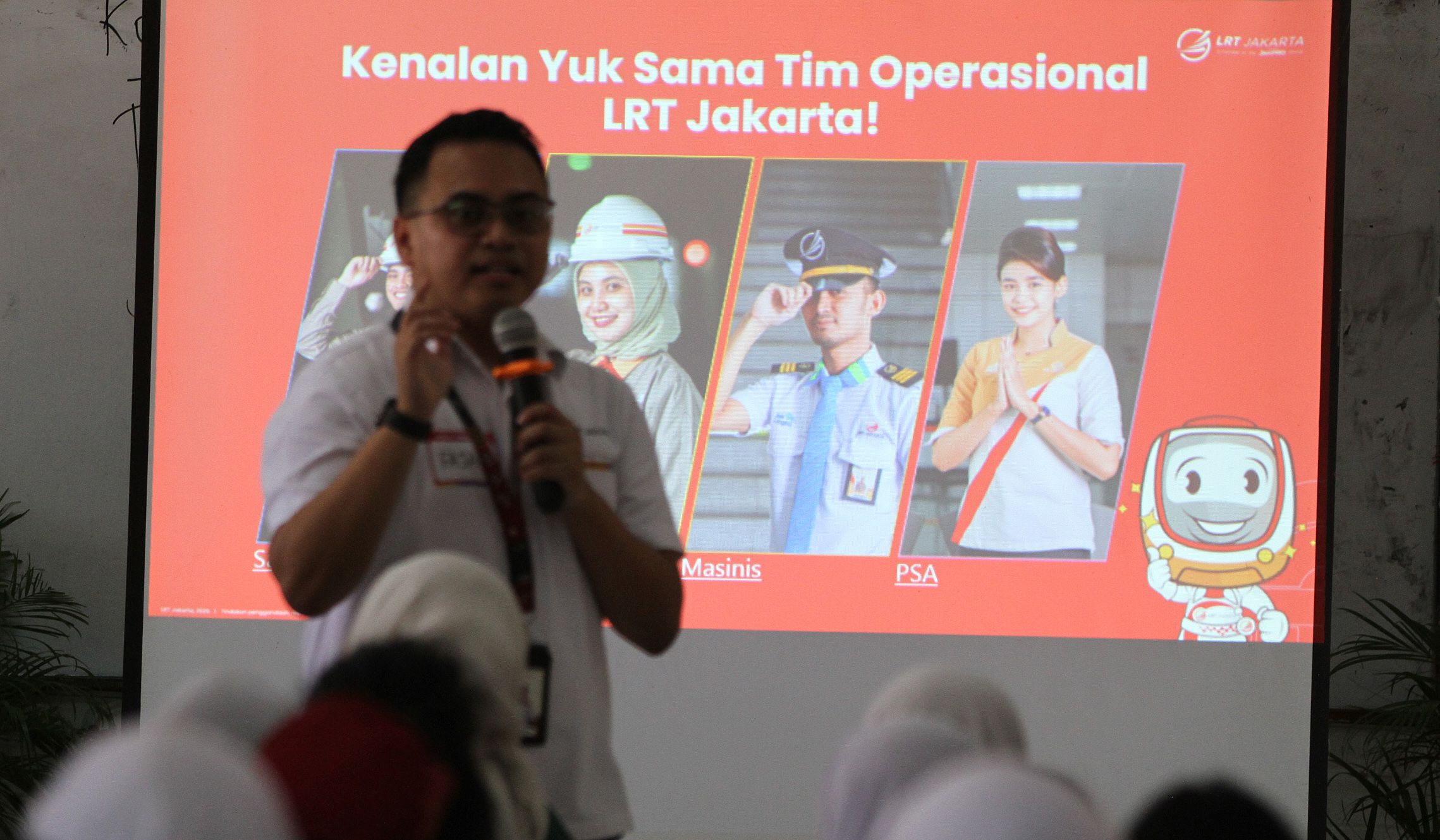 KPK menahan Inspektur Perkeretaapian Muhammad Chusnul terkait kasus korupsi DJKA Medan (Ashar/SinPo.id)