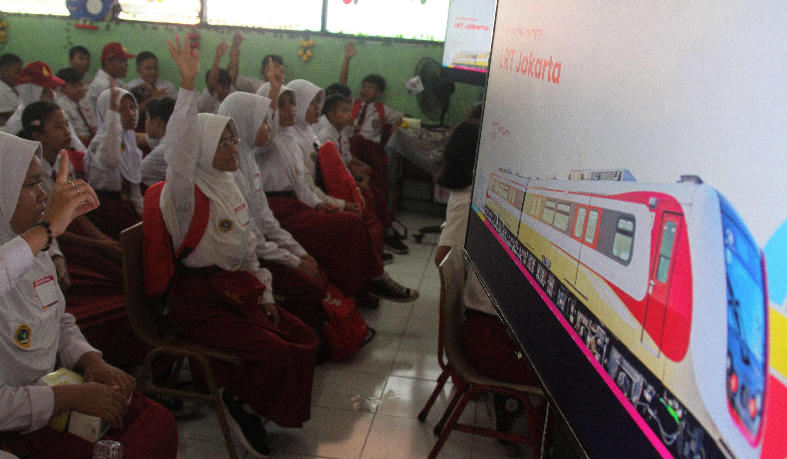 KPK menahan Inspektur Perkeretaapian Muhammad Chusnul terkait kasus korupsi DJKA Medan (Ashar/SinPo.id)