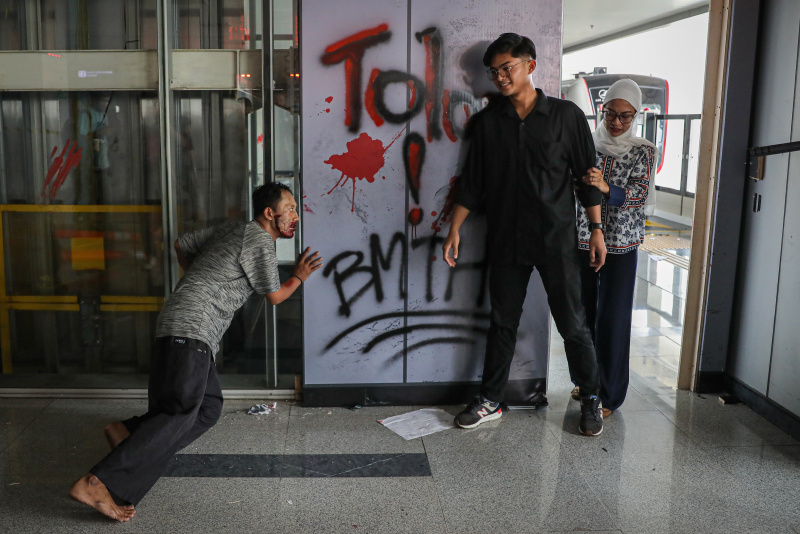 LRT Jakarta menghadirkan wahana bertajuk 'Train to Apocalypse: No Way Out’' yang hadir di Stasiun LRT Jakarta (Ashar/SinPo.id)