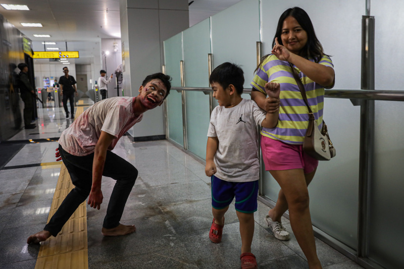 LRT Jakarta menghadirkan wahana bertajuk 'Train to Apocalypse: No Way Out’' yang hadir di Stasiun LRT Jakarta (Ashar/SinPo.id)