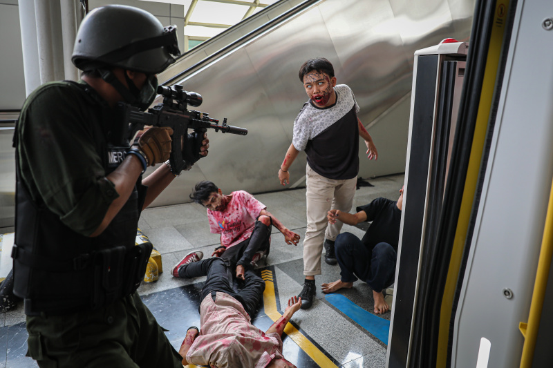 LRT Jakarta menghadirkan wahana bertajuk 'Train to Apocalypse: No Way Out’' yang hadir di Stasiun LRT Jakarta (Ashar/SinPo.id)