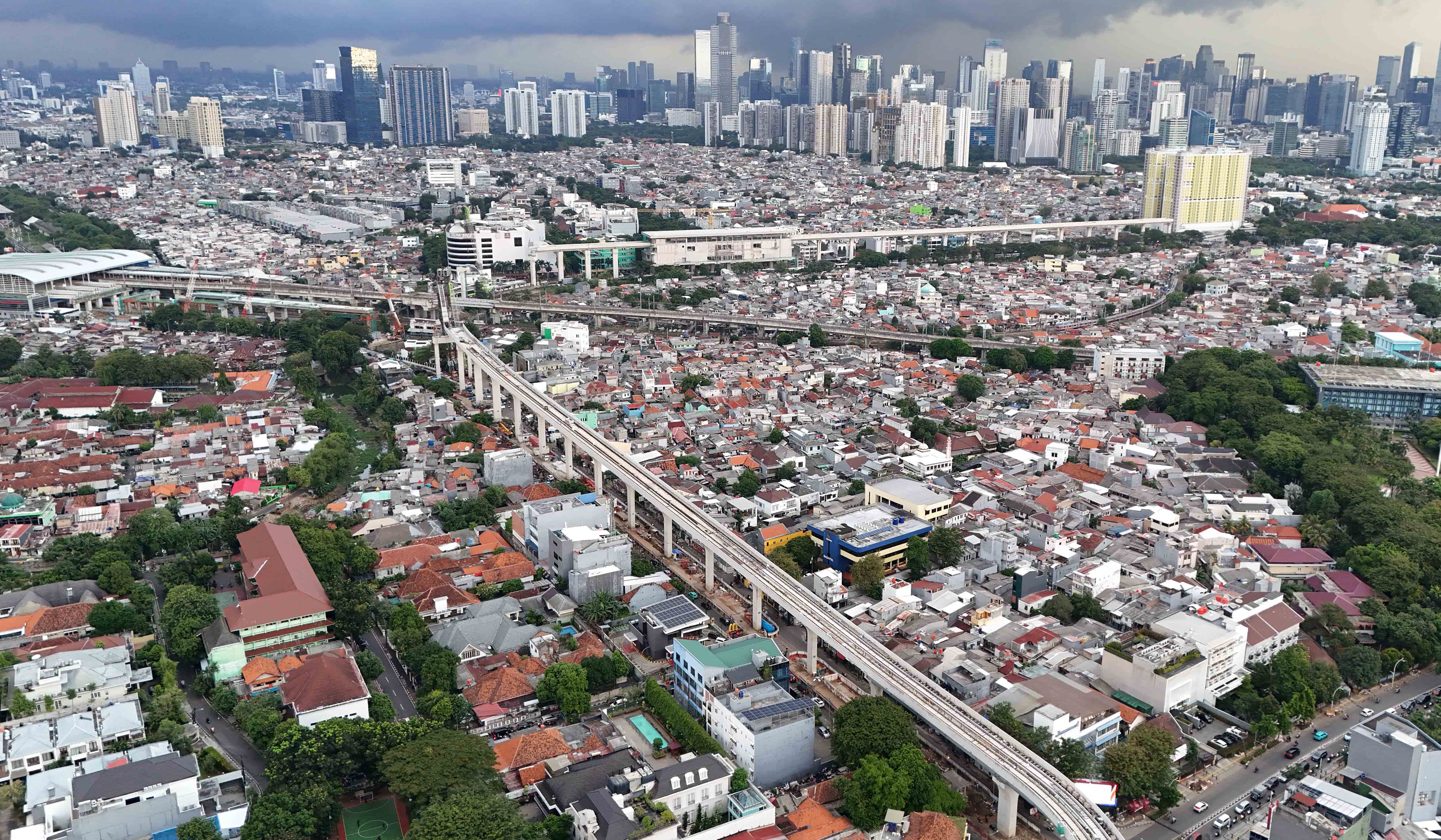 Foto udara pembangunan jalur LRT Jakarta. (Agus Priatna/SinPo.id)