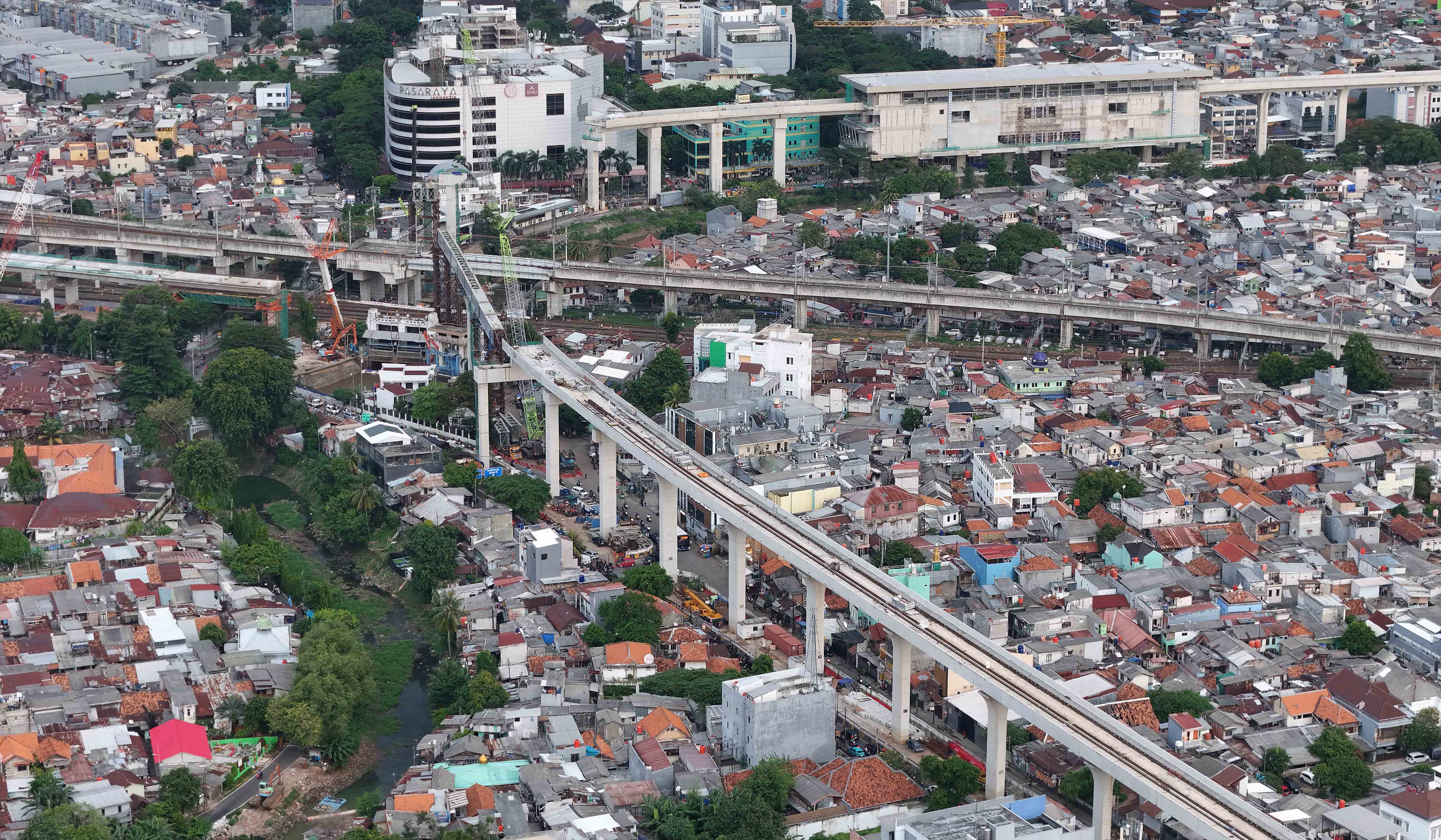 Foto udara pembangunan jalur LRT Jakarta. (Agus Priatna/SinPo.id)
