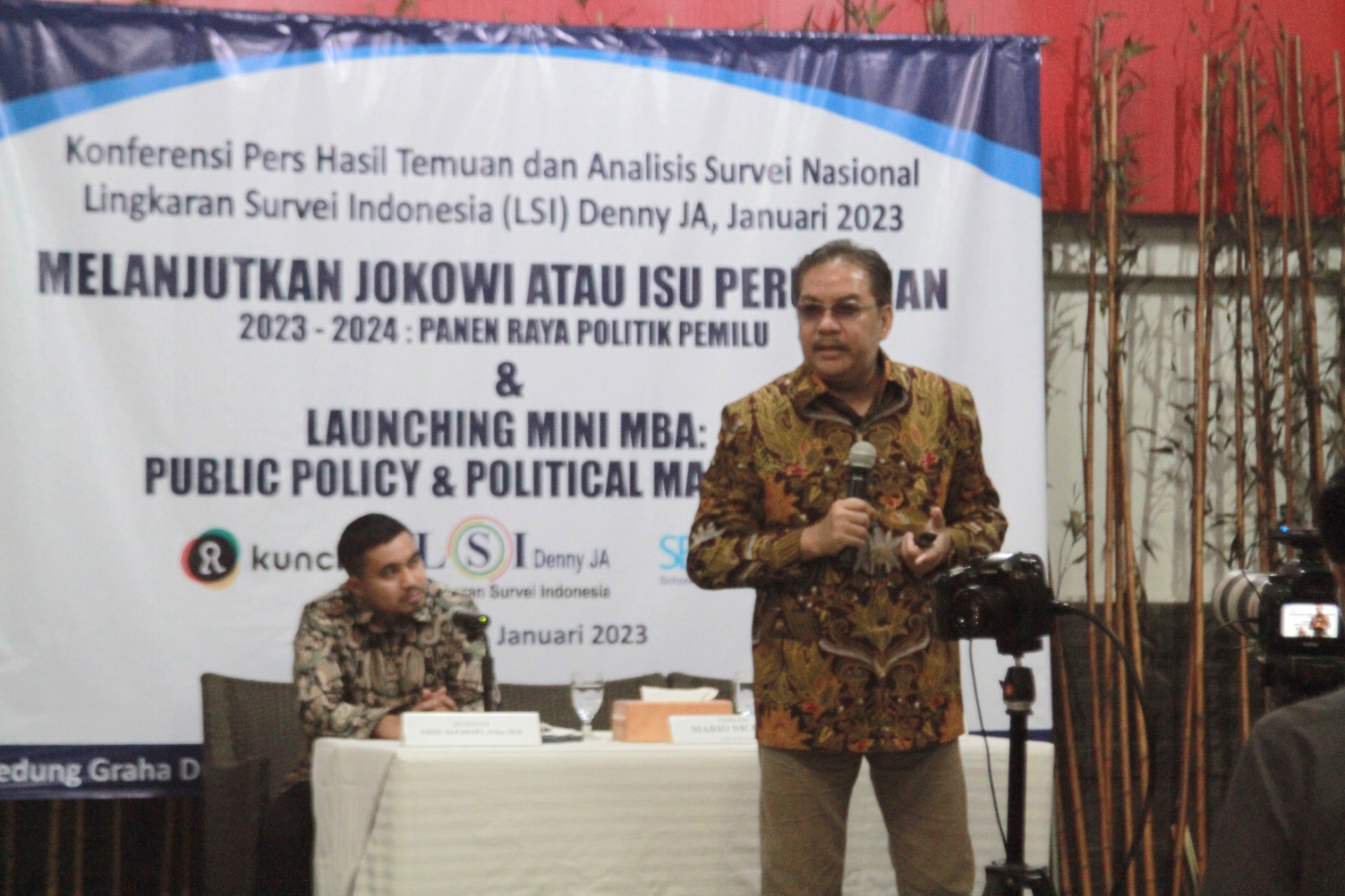 LSI Denny JA gelar analisis survei Melanjutkan Jokowi atau Isu Perubahan (Ashar/SinPo.id)