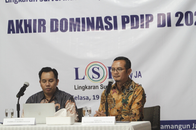 LSI Denny JA gelar konfrensi pers Partai Gerindra Ungguli PDIP (Ashar/SinPo.id)