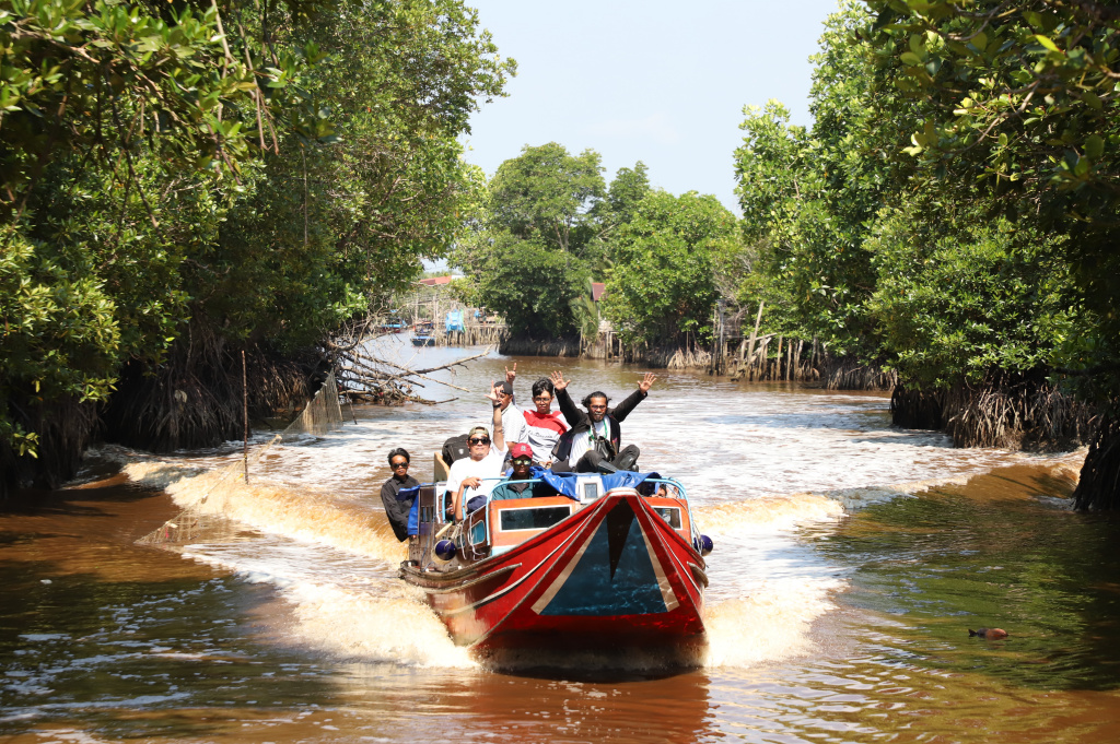 M4CR (Mangroves For Coastal Resilience) menanam mangrove dan rehabilitasi mangrove di Desa Kualat Selat (Ashar/SinPo.id)