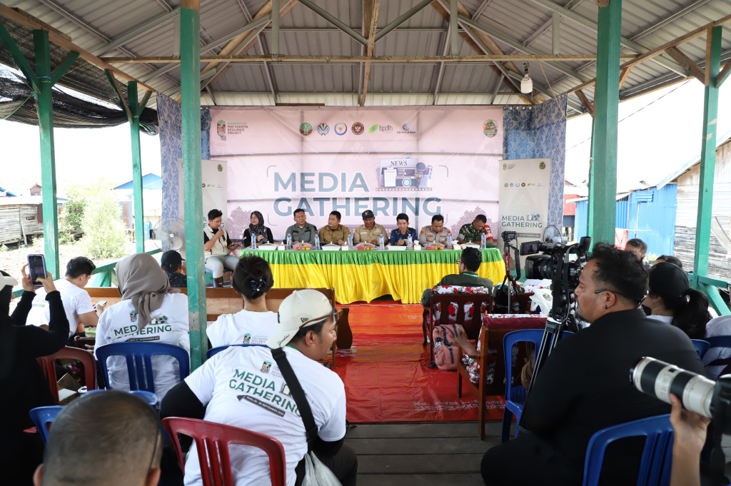 M4CR (Mangroves For Coastal Resilience) menanam mangrove dan rehabilitasi mangrove di Desa Kualat Selat (Ashar/SinPo.id)