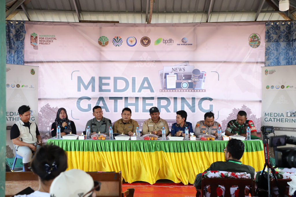 M4CR (Mangroves For Coastal Resilience) menanam mangrove dan rehabilitasi mangrove di Desa Kualat Selat (Ashar/SinPo.id)