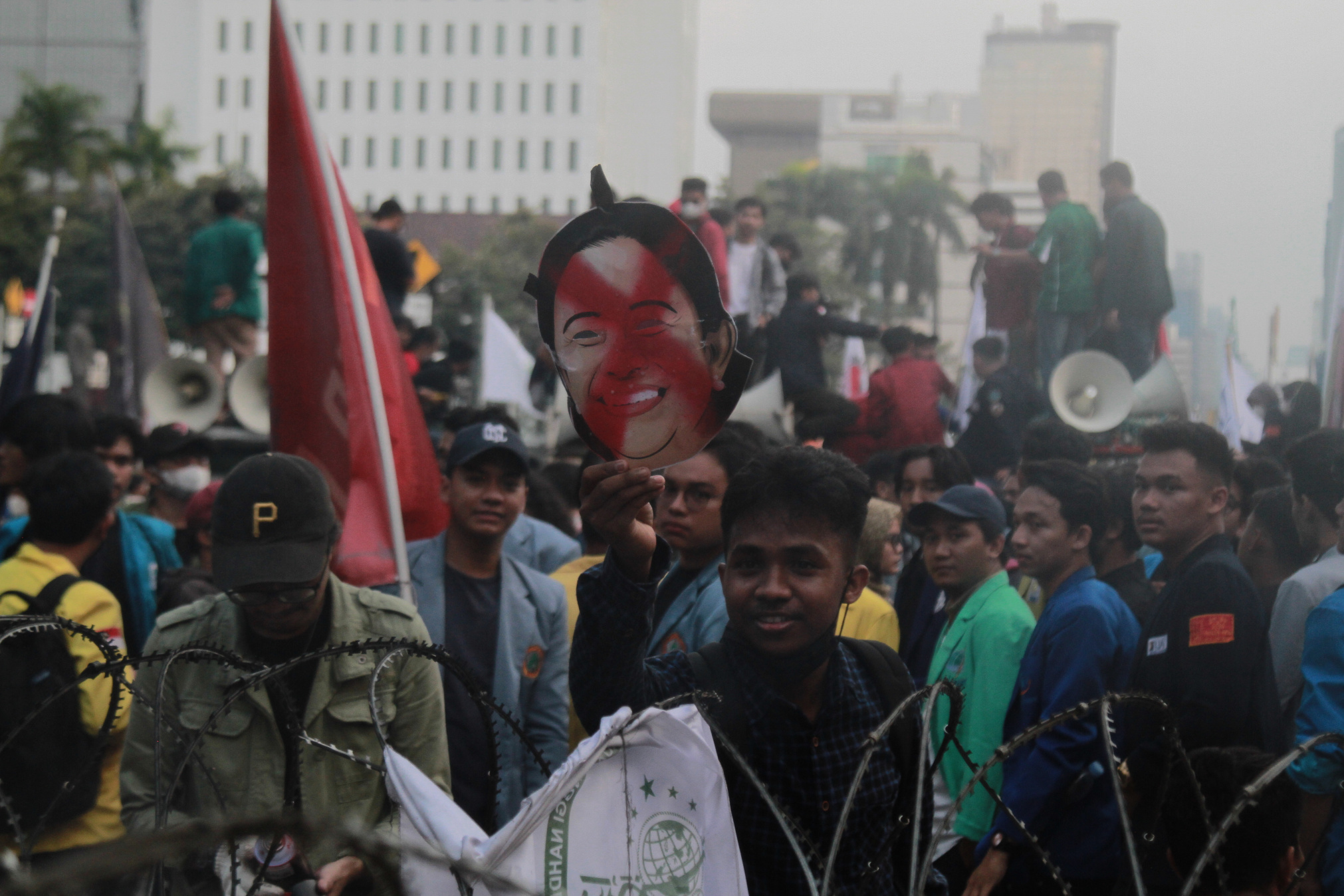 Mahasiswa dan Buruh gelar demo tolak kenaikan BBM di patung kuda hingga malam hari (Ashar/SinPo.id)