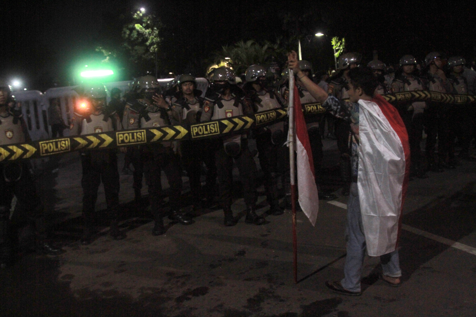 Mahasiswa dan Buruh gelar demo tolak kenaikan BBM di patung kuda hingga malam hari (Ashar/SinPo.id)