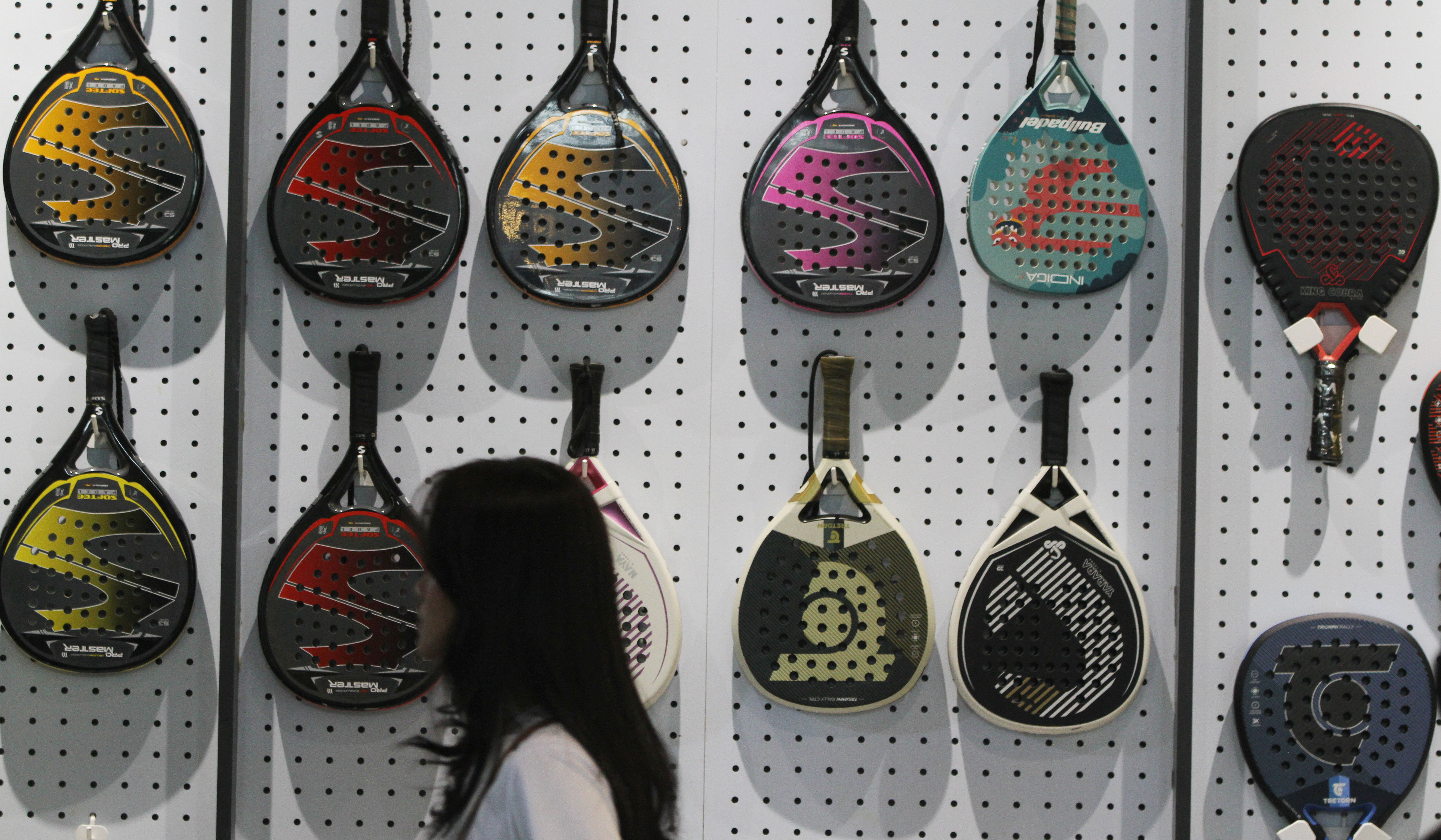 Pengunjung bermain padel di Jakarta. (Agus Priatna/SinPo.id)