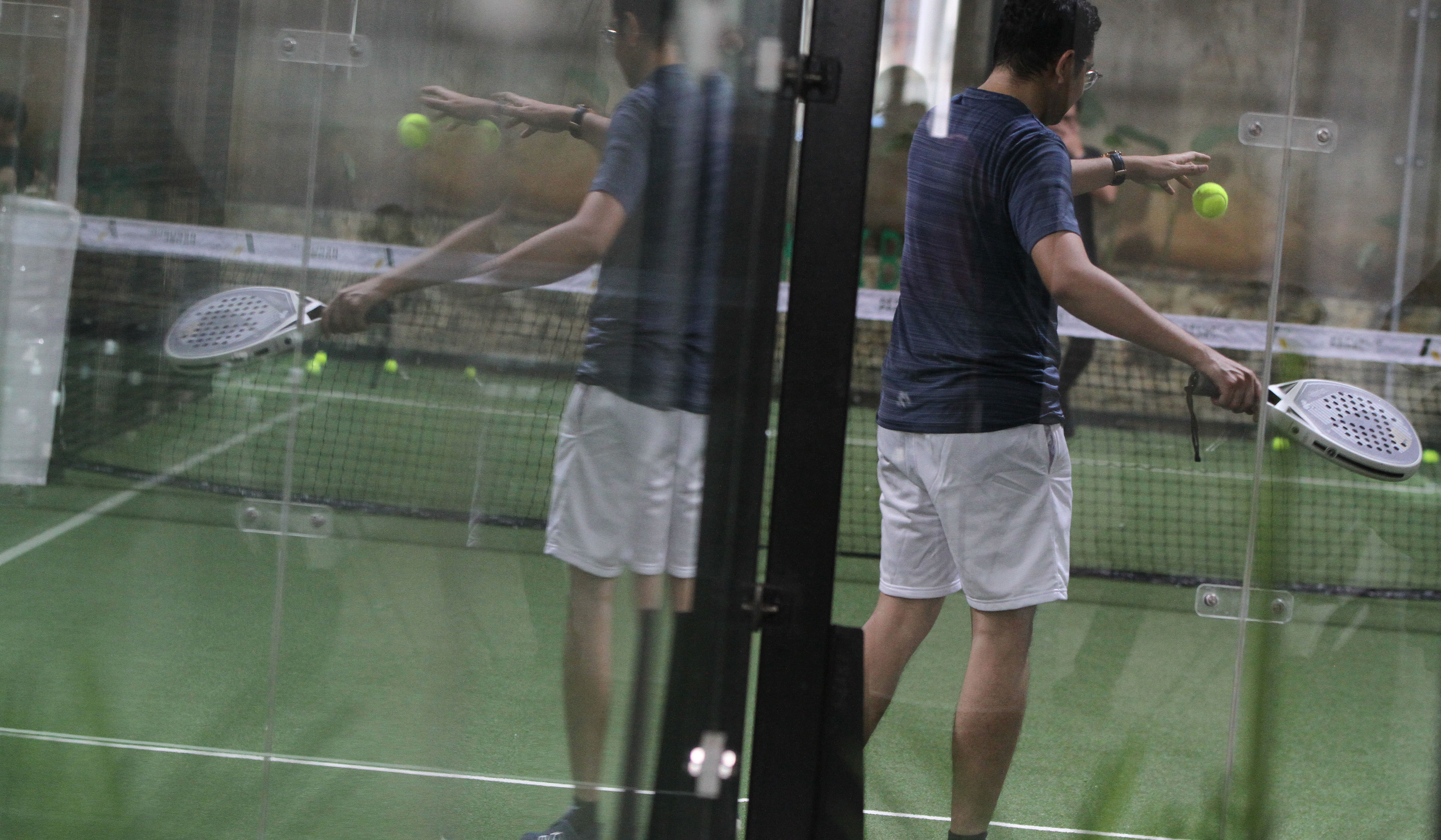 Pengunjung bermain padel di Jakarta. (Agus Priatna/SinPo.id)