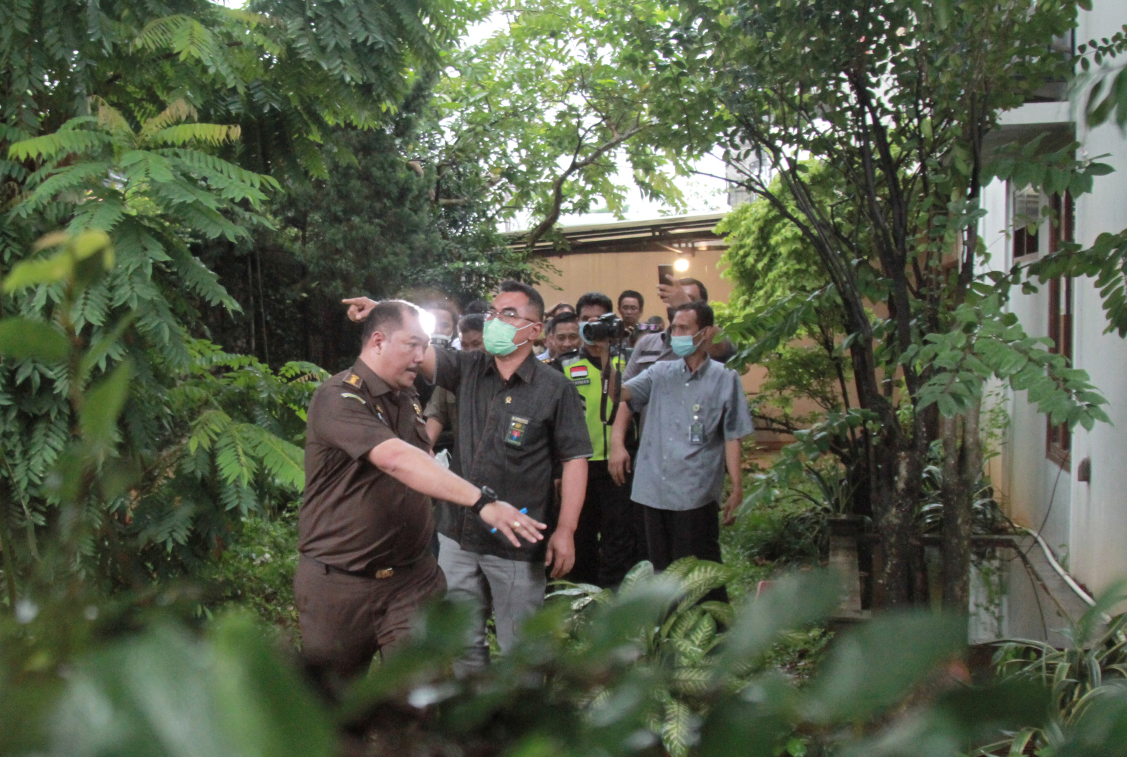 Ketua Majelis Hakim Wahyu Iman Santoso Pengadilan Negeri Jakarta Selatan meninjau rumah terdakwa Ferdy Sambo di jalan Sangguling dan jalan duren tiga (Ashar/SinPo.id)