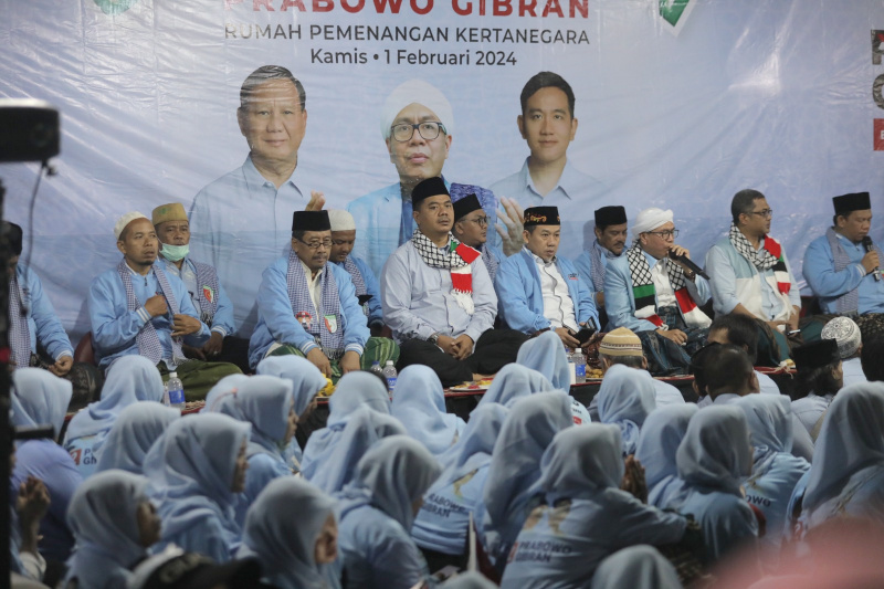 Majelis Zikir Nurul Wathon menggelar pengajian di Rumah Pemenangan Kertanagara mendoakan agar paslon 02 Prabowo-Gibran dilancarkan menjadi Presiden 2024 (Ashar/SinPo.id)
