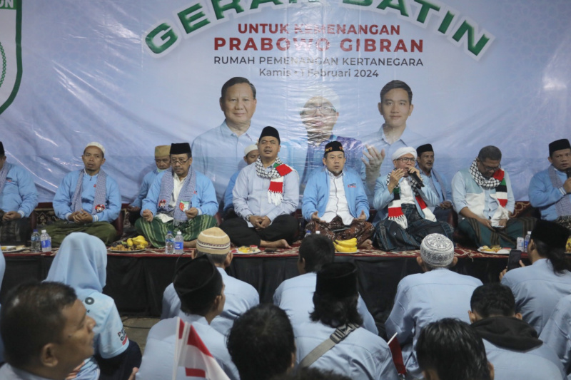 Majelis Zikir Nurul Wathon menggelar pengajian di Rumah Pemenangan Kertanagara mendoakan agar paslon 02 Prabowo-Gibran dilancarkan menjadi Presiden 2024 (Ashar/SinPo.id)