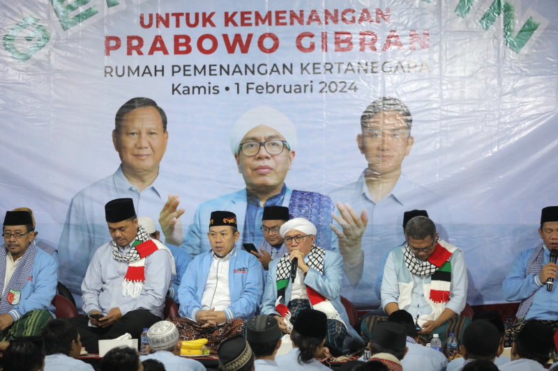 Majelis Zikir Nurul Wathon menggelar pengajian di Rumah Pemenangan Kertanagara mendoakan agar paslon 02 Prabowo-Gibran dilancarkan menjadi Presiden 2024 (Ashar/SinPo.id)