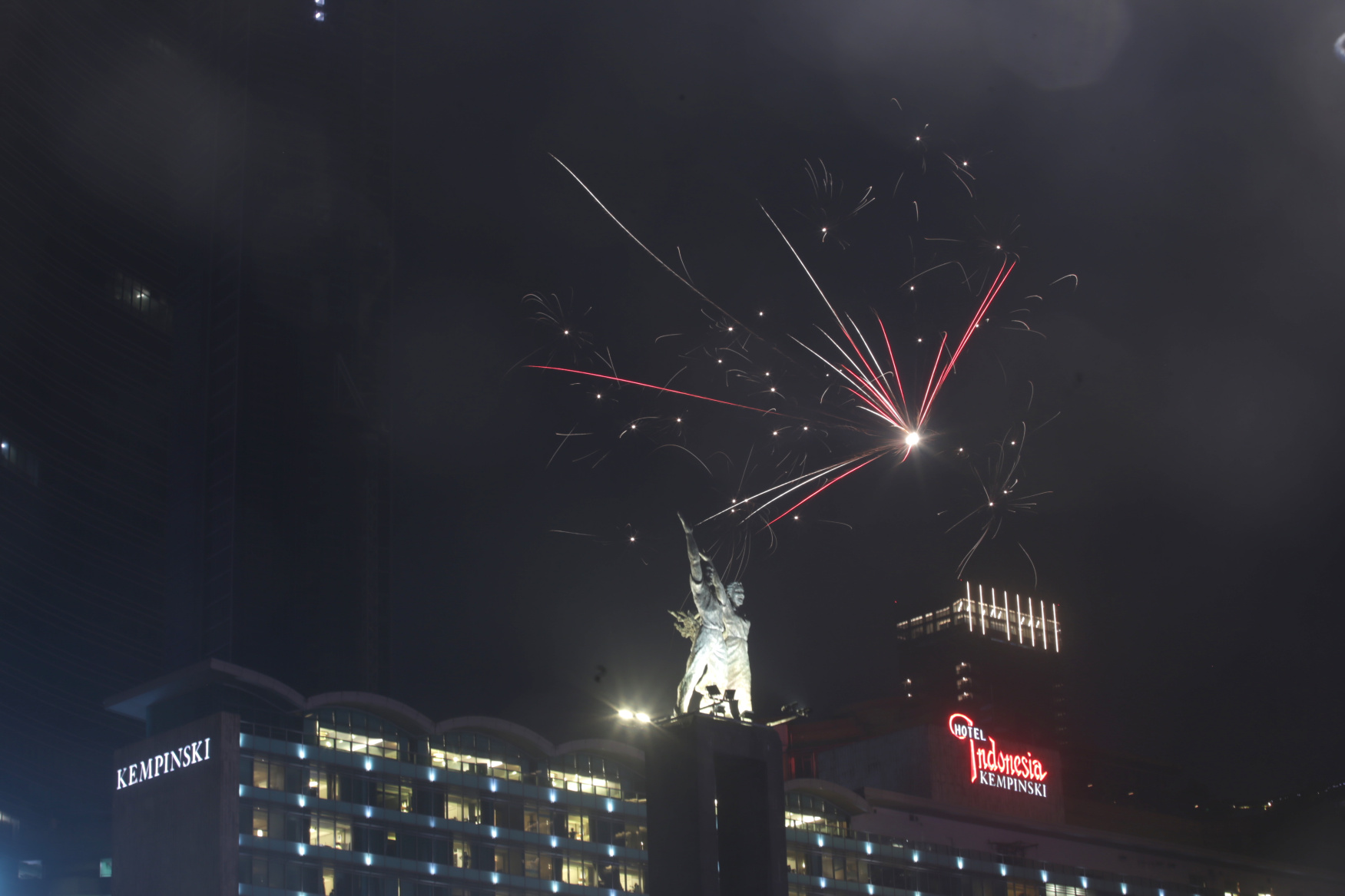 Warga DKI Jakarta padati kawasan bunderan HI untuk menyaksikan malam tahun baru 2023 dan melihat pesta kembang api (Ashar/SinPo.id)