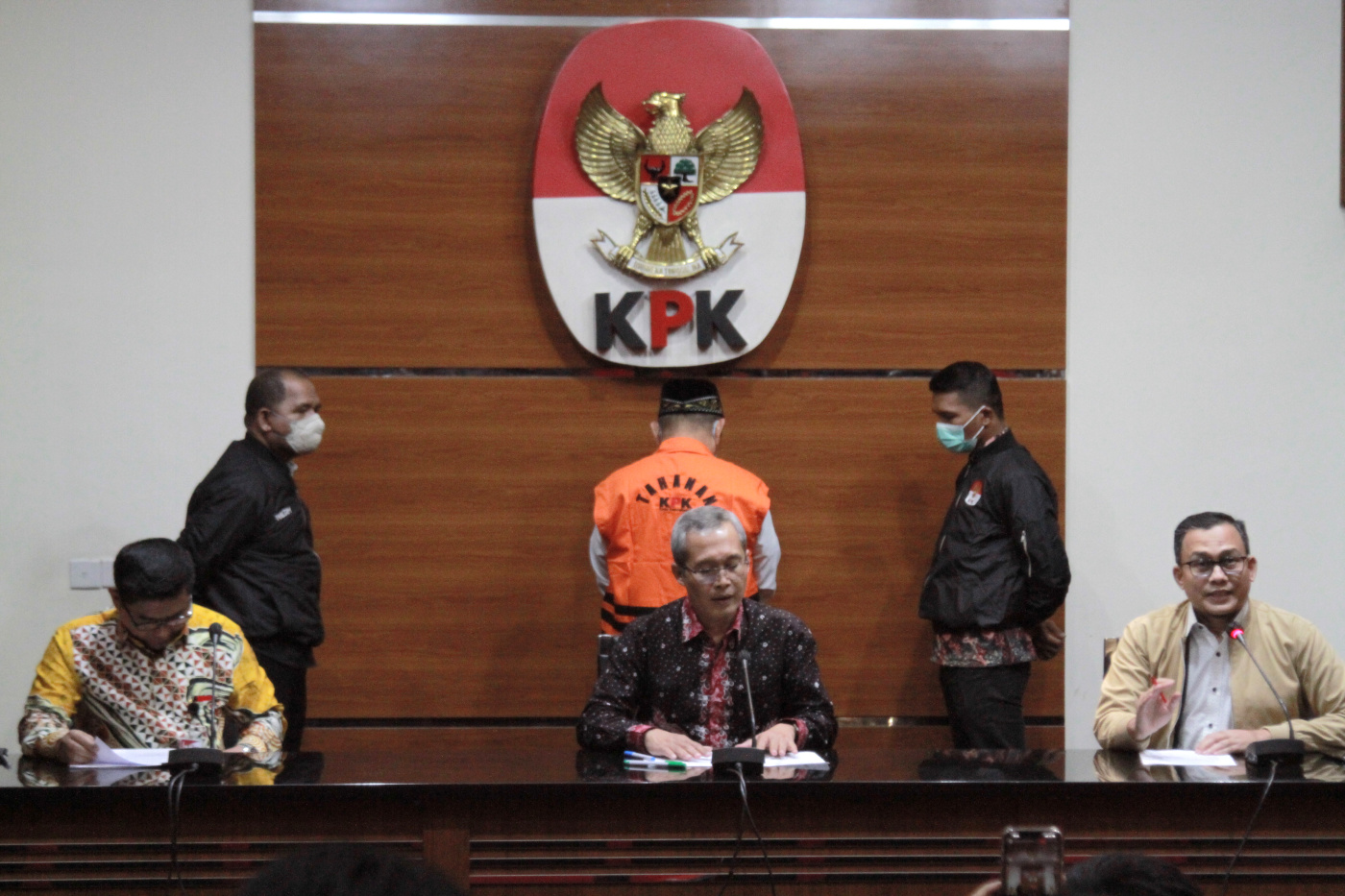 Mantan Bupati Sidoarjo Syaifullah resmi di tahan KPK terkait kasus gratifikasi di kalangan Pemkab Sidoarjo sebesar Rp 15 miliar (Ashar/SinPo.id)