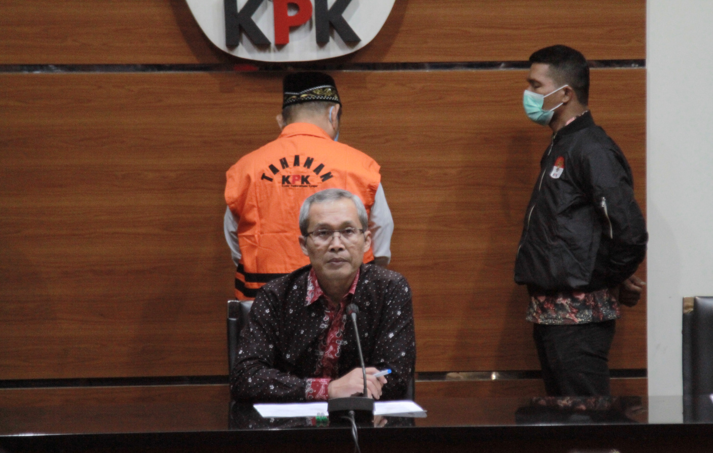 Mantan Bupati Sidoarjo Syaifullah resmi di tahan KPK terkait kasus gratifikasi di kalangan Pemkab Sidoarjo sebesar Rp 15 miliar (Ashar/SinPo.id)