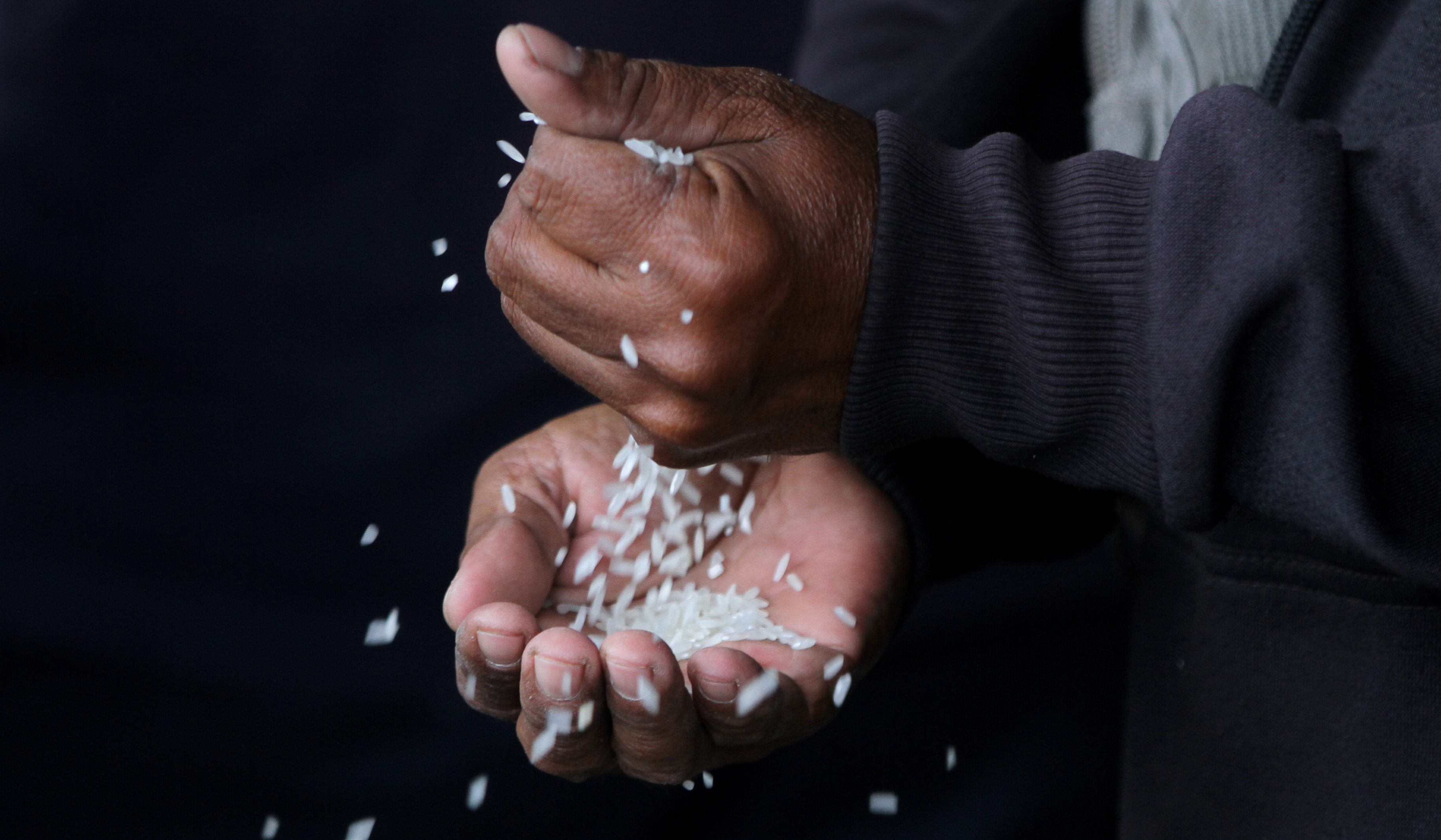 Pembeli mengecek kualitas beras di Pasar Induk Beras Cipinang. (Agus Priatna/SinPo.id)