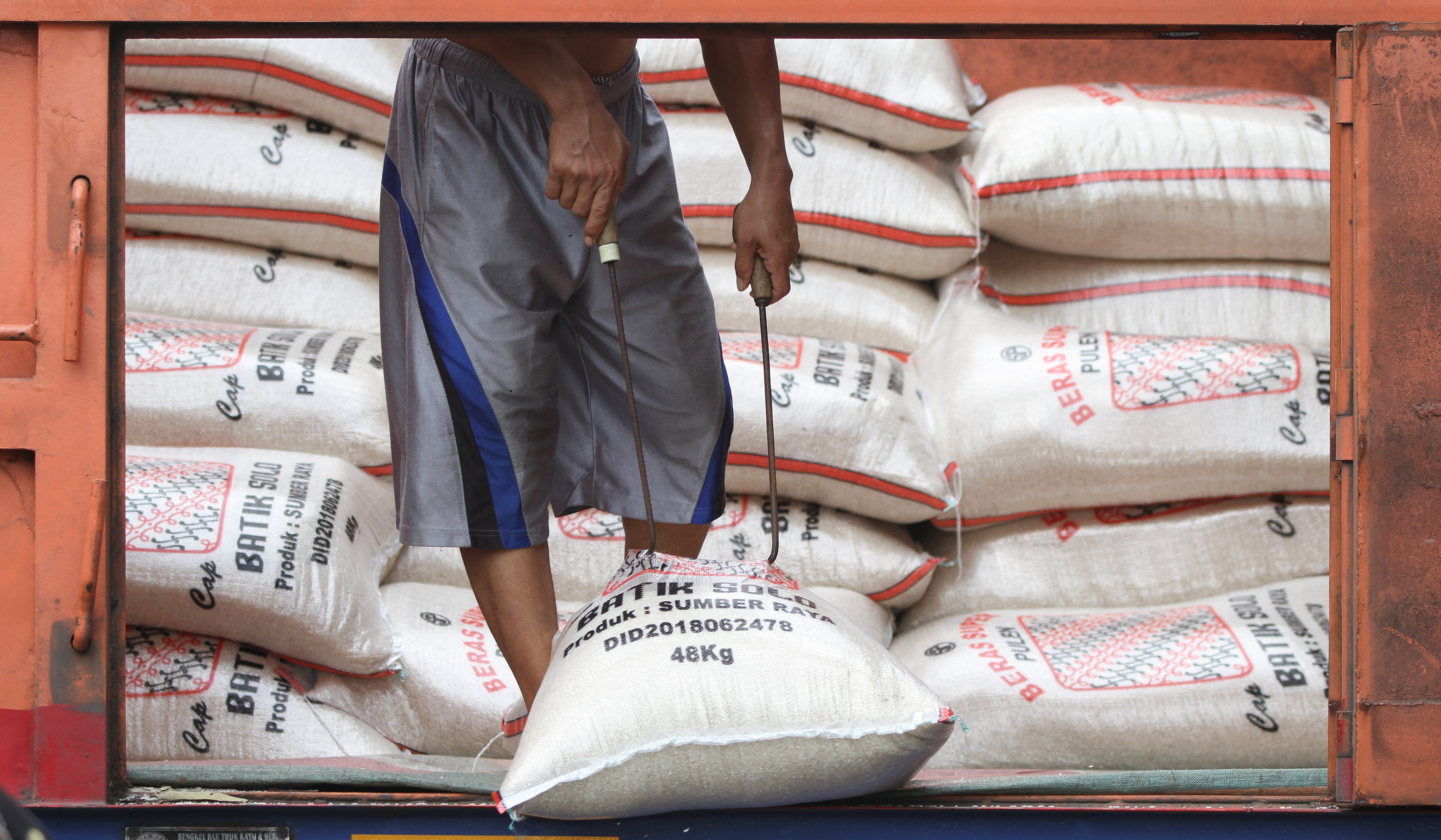 Pembeli mengecek kualitas beras di Pasar Induk Beras Cipinang. (Agus Priatna/SinPo.id)