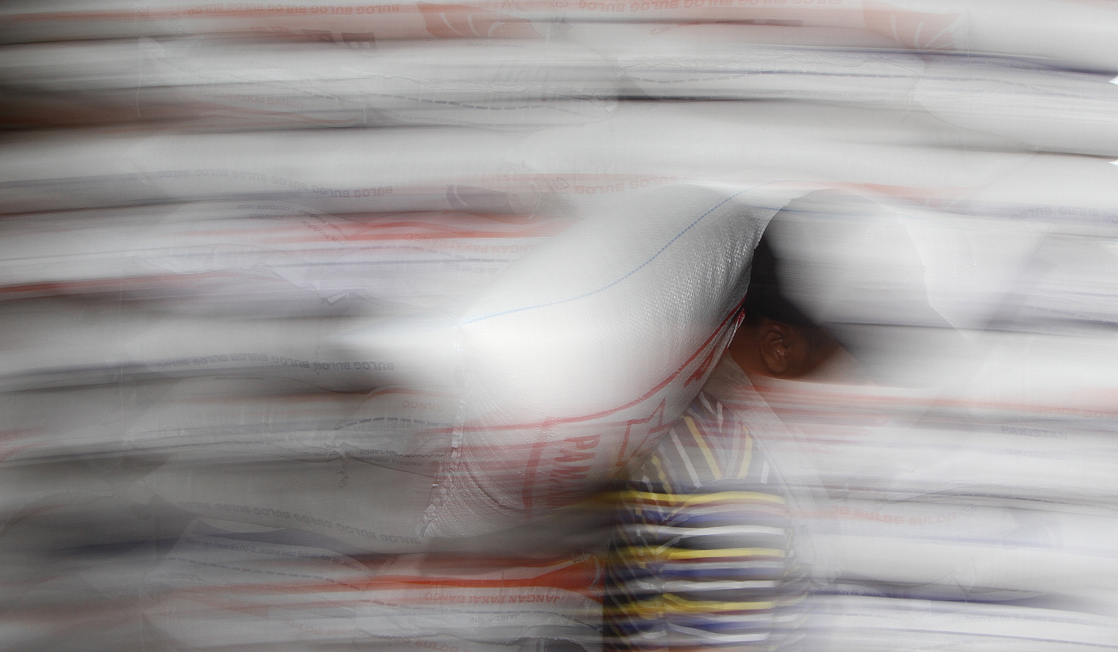 Ilustrasi. Pembeli mengecek kualitas beras di Pasar Induk Beras Cipinang. (Agus Priatna/SinPo.id)