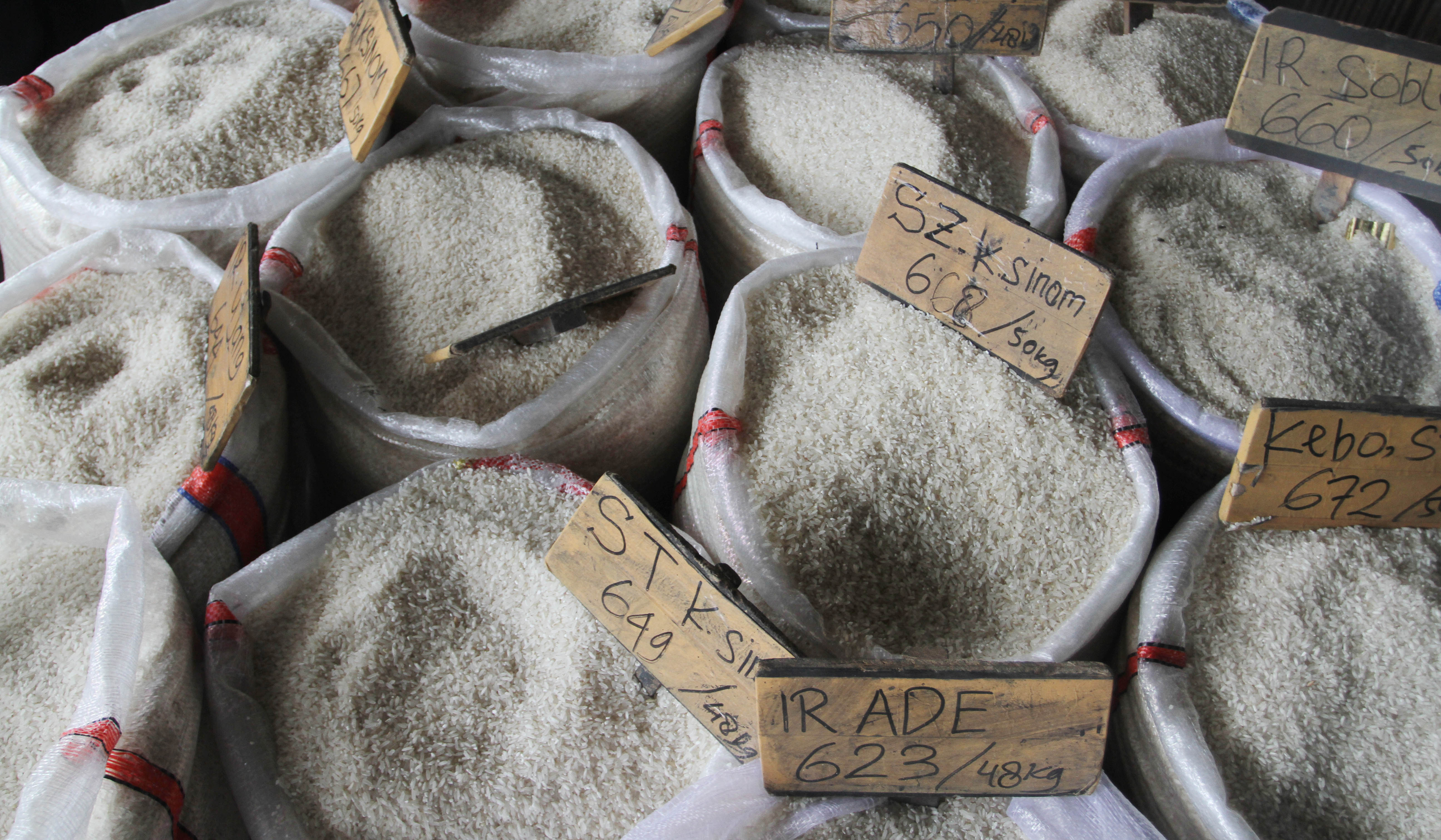 Pembeli mengecek kualitas beras di Pasar Induk Beras Cipinang. (Agus Priatna/SinPo.id)