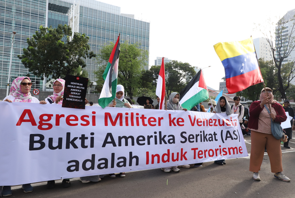 Masa dari Aliansi Free Palestine Network menggelar aksi demo solidaritas untuk Venezuela di depan Kedubes Amerika Serikat (Ashar/SinPo.id)