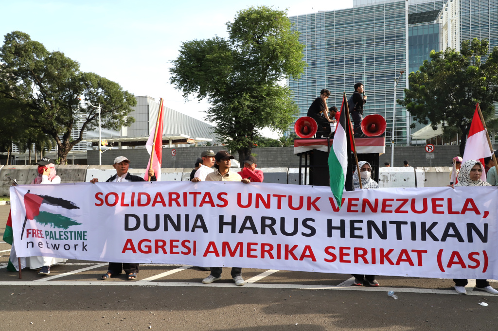 Masa dari Aliansi Free Palestine Network menggelar aksi demo solidaritas untuk Venezuela di depan Kedubes Amerika Serikat (Ashar/SinPo.id)