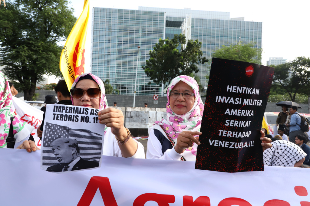 Masa dari Aliansi Free Palestine Network menggelar aksi demo solidaritas untuk Venezuela di depan Kedubes Amerika Serikat (Ashar/SinPo.id)