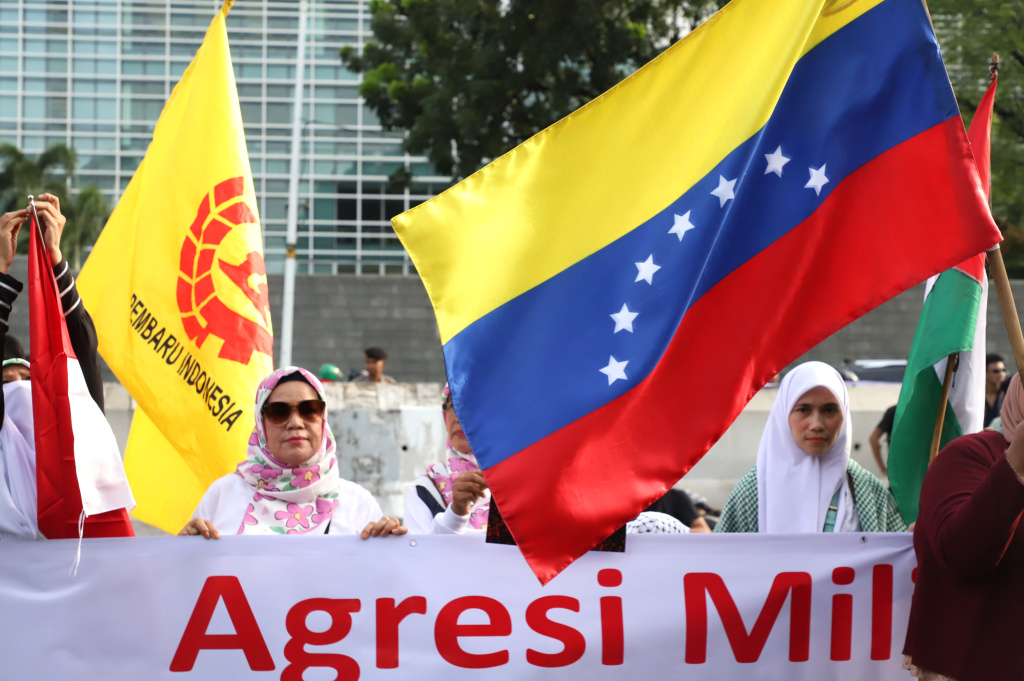 Masa dari Aliansi Free Palestine Network menggelar aksi demo solidaritas untuk Venezuela di depan Kedubes Amerika Serikat (Ashar/SinPo.id)