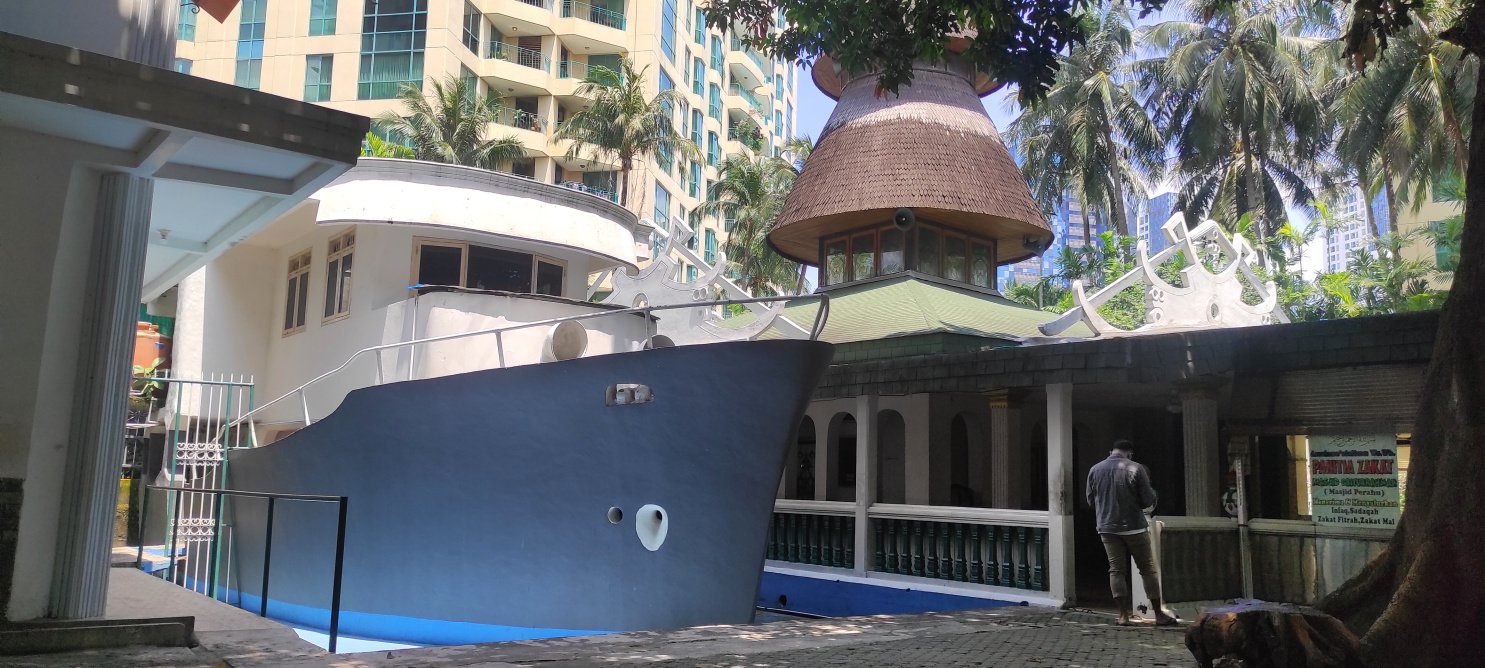 Masjid Perahu ini dibangun pada tahun 1960 dan terinpirasi dari kisah cerita Nabi Nuh yang membangun Kapal Besar untuk menyelematkan Umatnya (Ashar/SinPo.id)